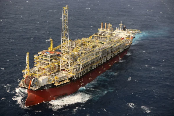 Petrobras paralisa produção na P-37 na Bacia de Campos após vazamento de óleo