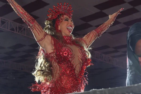 Andrea de Andrade é coroada Rainha de Bateria da Porto da Pedra - Metrópoles