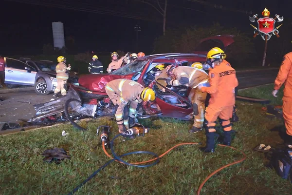 bombeiros olham ferragens de carro