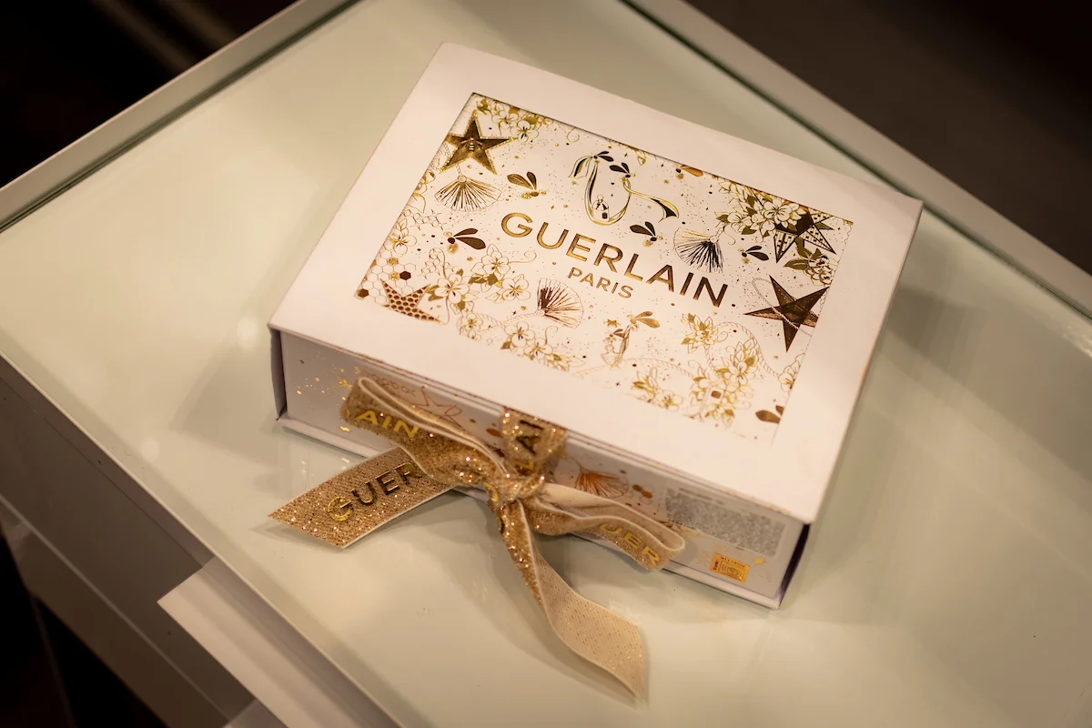 Caixa Mon Guerlain com eau de parfum, hidratante corporal e miniatura do eau de parfum, na Sephora - R$ 530 Caixa Mon Guerlain com eau de parfum, hidratante corporal e miniatura do eau de parfum, na Sephora - R$ 530