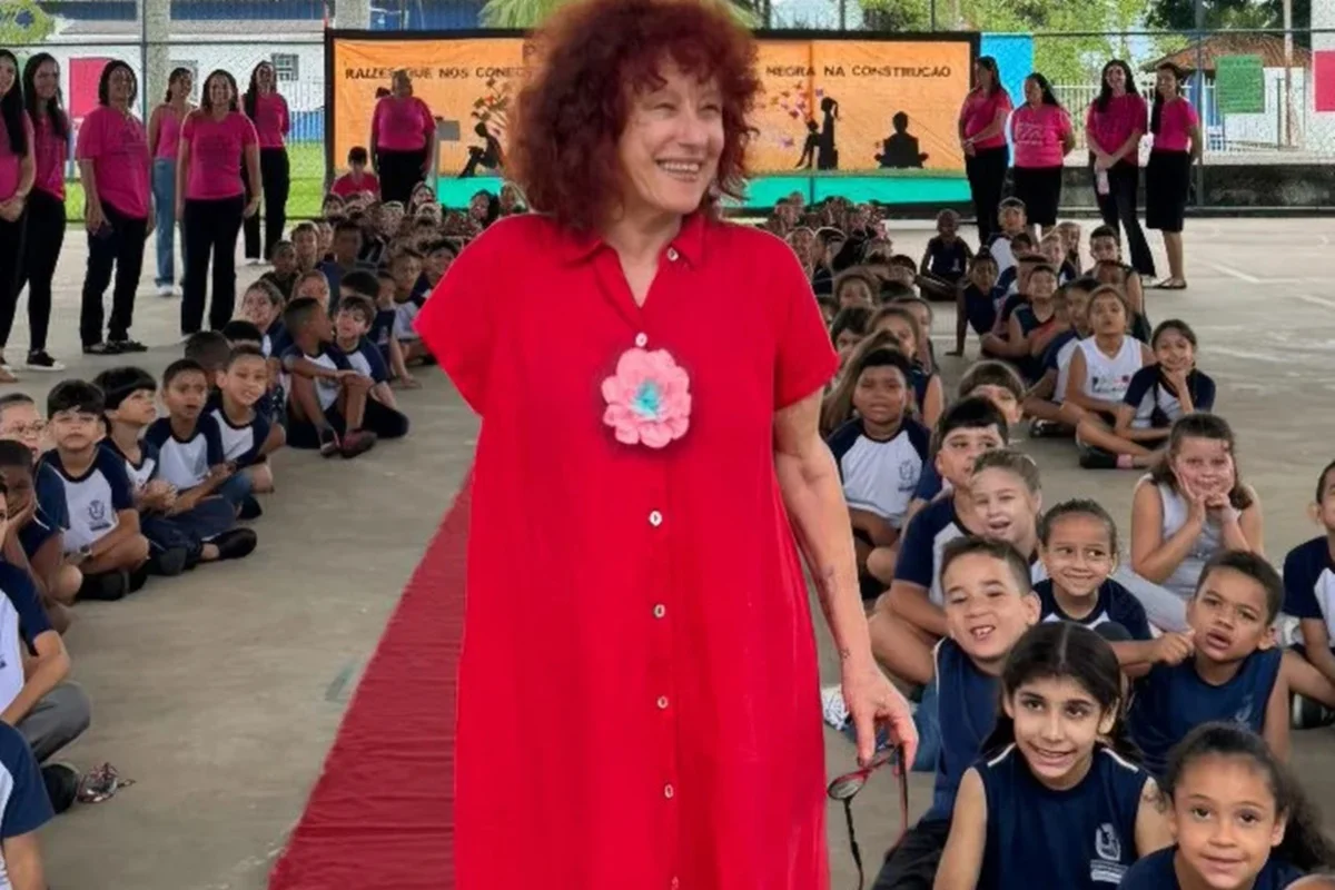 Roseana Murray posa durante evento em uma escola Roseana Murray posa durante evento em uma escola
