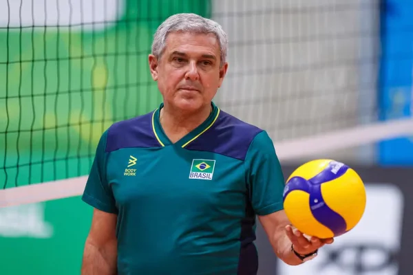 José Roberto Guimarães segurando a bola de vôlei