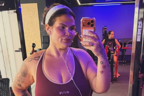 Thais Carla choca após emagrecimento e mostra “cinturinha de pilão”