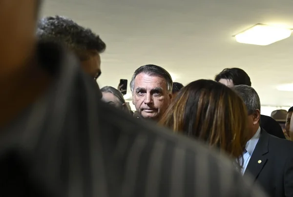 O ex-presidente Jair Bolsonaro (PL) ao lado de apoiadores no Congresso, antes de reunião com a bancada do PL.