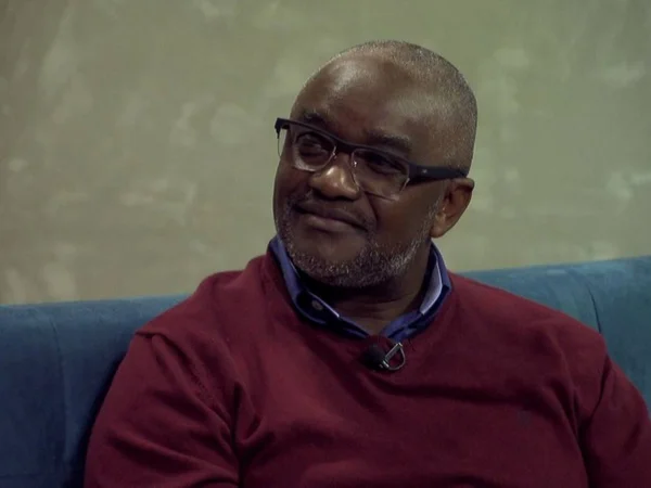 “Cansativo provar que sou humano”, diz professor esfaqueado