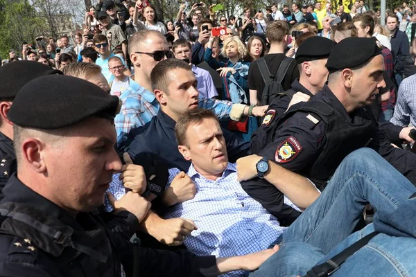 Líder da oposição russa é detido em protesto contra presidente Putin