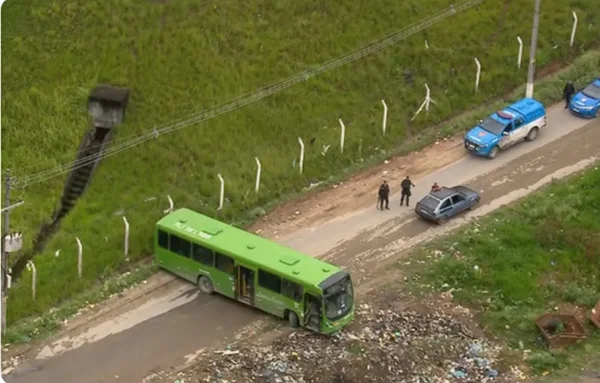 ônibus fechando a rodovia