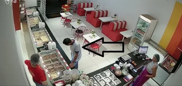 Ladrão escolhe sabor de casquinha durante roubo a sorveteria