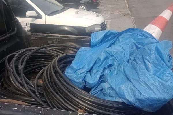 Imagem colorida mostra cabos apreendidos pela PM com quadrilha presa pelo roubo do material - Metrópoles