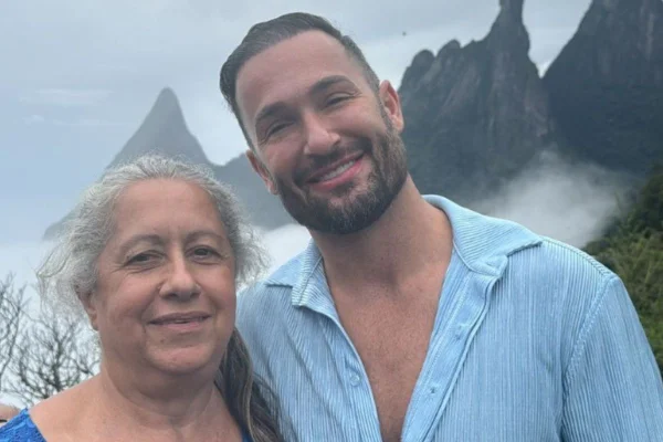 Foto colorida de Diego e a mãe, Geni Hypólito - Metrópoles