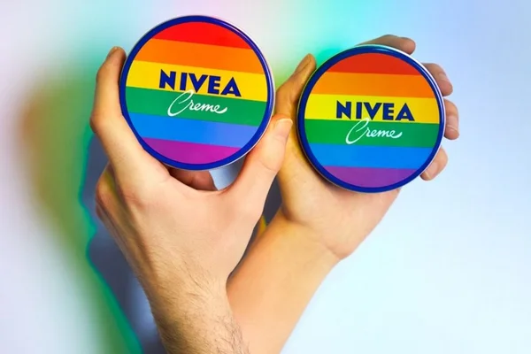 Dia do Orgulho: marcas lançam cosméticos em tributo à comunidade LGBT+