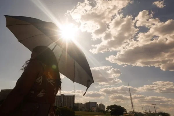 Mulher com guarda-chuva - Metrópoles