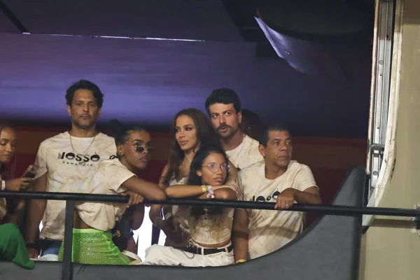 Foto colorida de Anitta na Sapucaí - Metrópoles