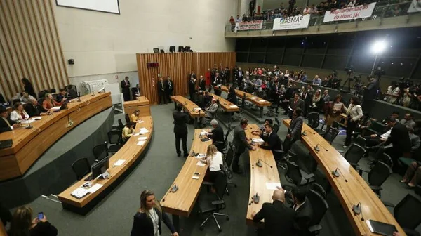 Distritais adiam para quarta-feira a votação de projeto do Uber