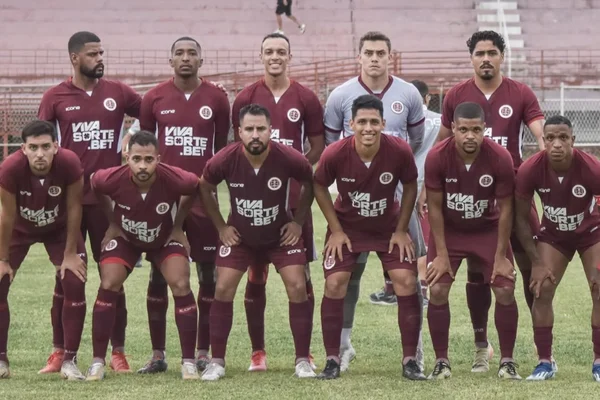 Foto colorida do elenco da Desportiva Ferroviária - Metrópoles