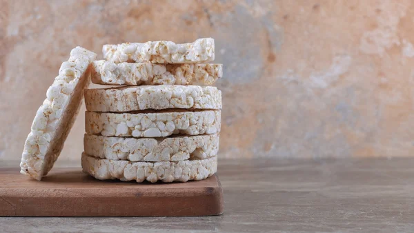 Foto colorida de biscoitos de arroz empilhados