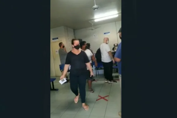 Vídeo: homem fura fila da vacinação e deixa mulheres revoltadas em MS