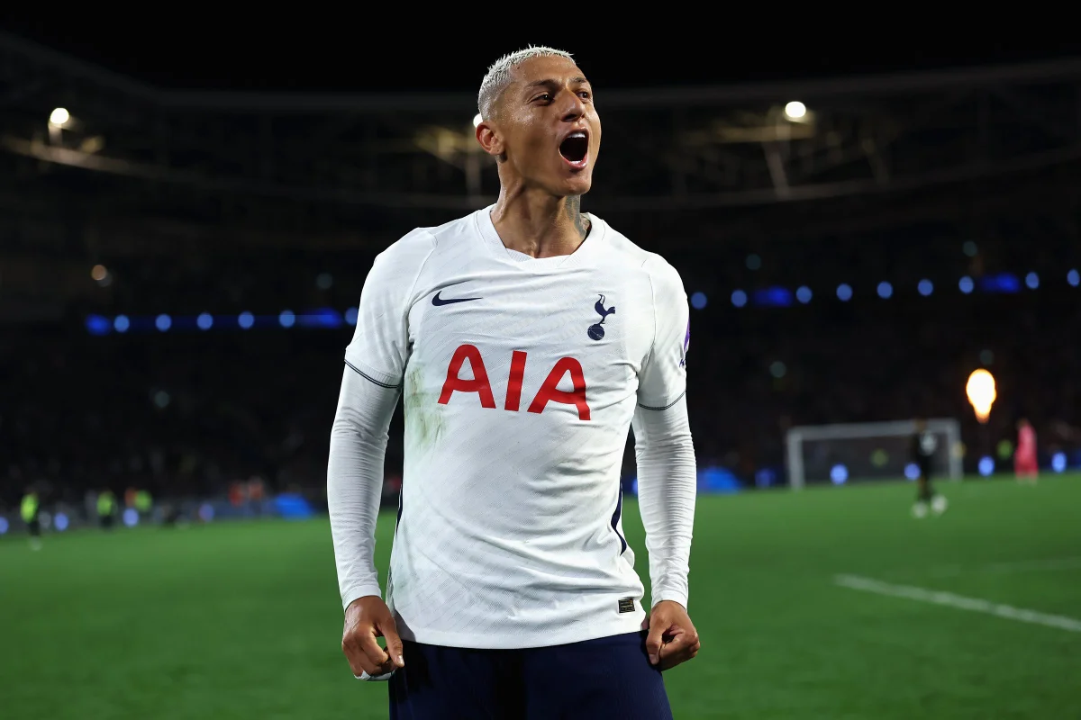 Richarlison garante vitória do Tottenham nos acréscimos sobre o Chelsea