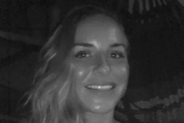 Imagem em preto e branco mostra a jornalista britânica Charlotte Peet - Metrópoles