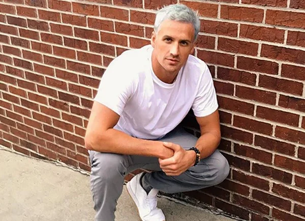 Nadador Ryan Lochte vira piada na internet com cabelo que ficou verde após série de provas