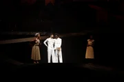 No palco, Gui Ventura apresenta a história a partir do exílio de Gil em Londres, mas não demora para o Brasil tomar conta da cena No palco, Gui Ventura apresenta a história a partir do exílio de Gil em Londres, mas não demora para o Brasil tomar conta da cena