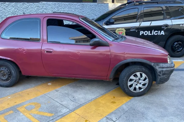 Imagem colorida de Carro usado no roubo à residência de promotor. Metrópoles