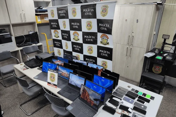 Imagem colorida de uma mesa branca com diversos notebooks - Metrópoles
