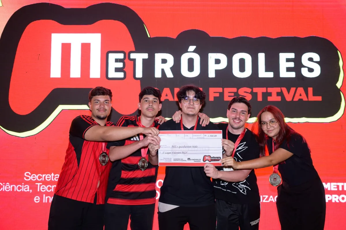 A equipe Ghosters ficou em 2º lugar no torneio de PC Valorant do Metrópoles Game Festival. O time é formado por Diogo Lopes, João Pedro, Johnny Martins, Daniel Ribeiro e Kellyane Alves.
A equipe Ghosters ficou em 2º lugar no torneio de PC Valorant do Metrópoles Game Festival. O time é formado por Diogo Lopes, João Pedro, Johnny Martins, Daniel Ribeiro e Kellyane Alves.