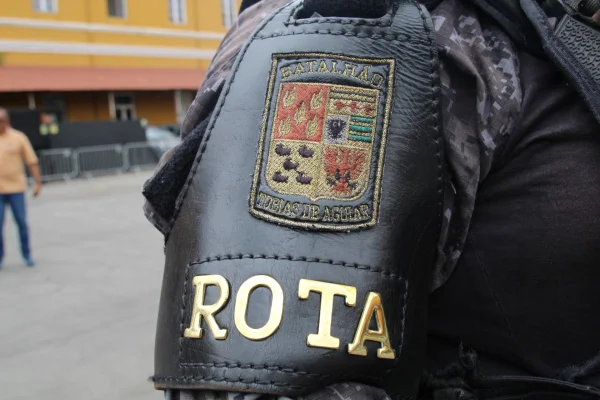 Imagem colorida de brasão da Rota. Agentes da corporação prenderam homem acusado de integrar alta cúpula do PCC. - Metrópoles