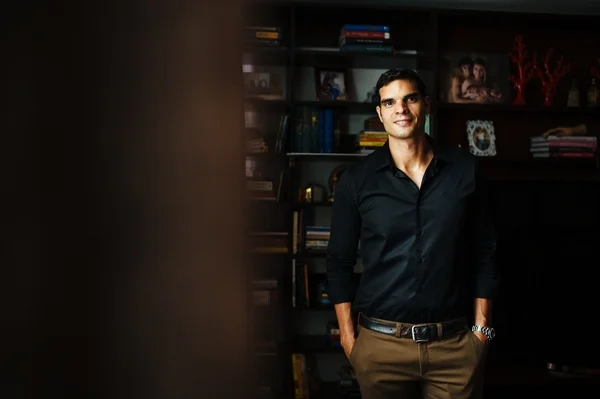 Fabrício Ferreira da Magrella apresenta seu bar e dá dicas de moda para os homens