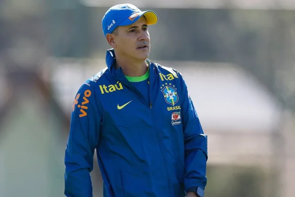 Foto colorida do técnico Dudu Patetuci, da Seleção Sub-17
