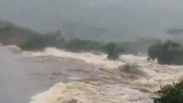 Imagens mostram o rompimento da barragem em cidade na Bahia. Veja