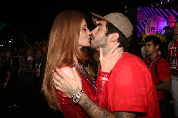 Cintia Dicker e Pedro Scooby trocam beijos na Sapucaí: veja fotos