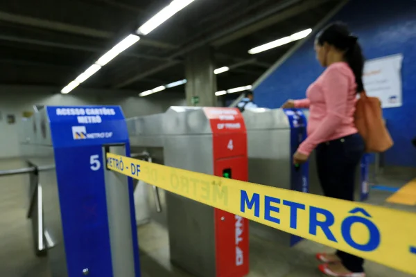 Catraca livre no metrô. Por falta de funcionários nas bilheterias, passageiros ganham viagens de graça