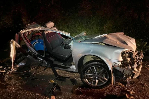 Carro bate em ônibus de turismo e deixa três feridos em SC