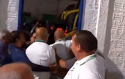 Após as ofensas racistas, seguranças do Palmeiras precisaram ser contidos