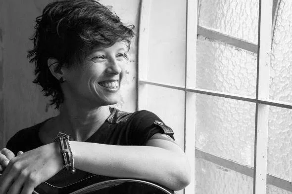 Angelica Fata, cover de Cássia Eller, faz show no Outro Calaf