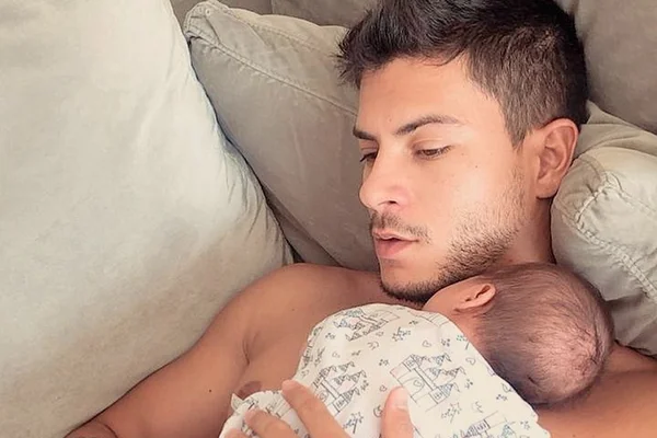 Nova Sandy? Arthur Aguiar desabafa sobre mostrar o rosto da filha