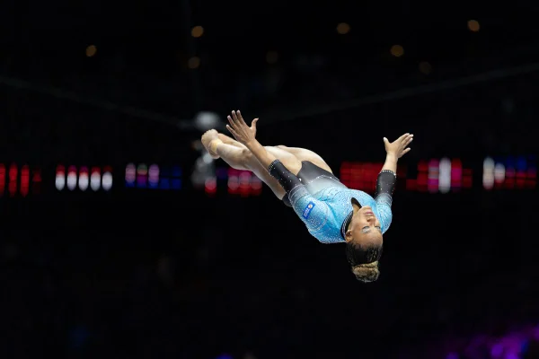 Rebeca Andrade, do Brasil, realiza um salto durante a final geral feminina do Campeonato Mundial de Ginástica Artística-Antuérpia 2023, no Antwerp Sportpaleis, em 6 de outubro de 2023, em Antuérpia, Bélgica