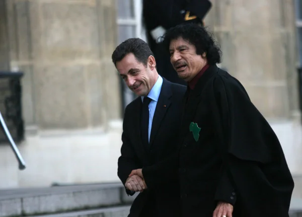 Imagem colorida mostra Sarkozy e Gaddafi - Metrópoles