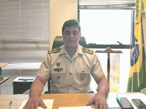 Ibaneis exonera chefe da Casa Militar e descarta novas mudanças no GDF