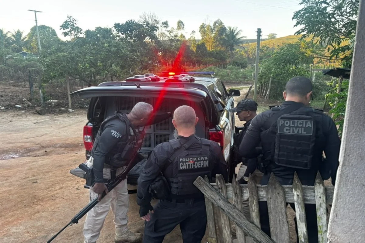 Homem é preso por sequestrar, decapitar e arrancar olhos de adolescente Homem é preso por sequestrar, decapitar e arrancar olhos de adolescente