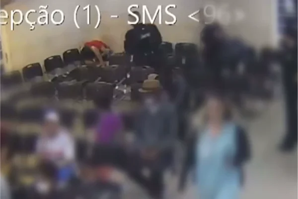 Imagem colorida de uma câmera de segurança mostra o interior de uma UPA com guardas e pessoas - Metrópoles