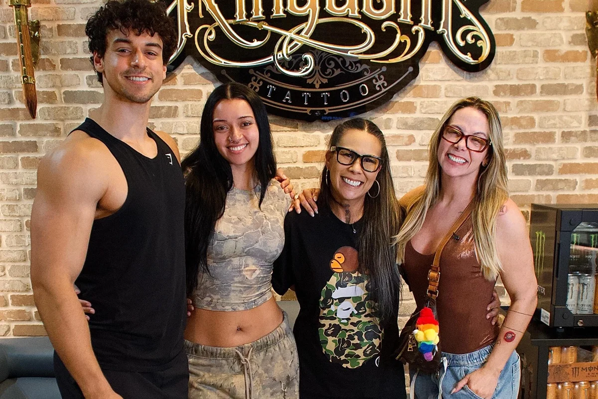 Carla Perez e os filhos posam após fazerem tatuagem juntos Carla Perez e os filhos posam após fazerem tatuagem juntos