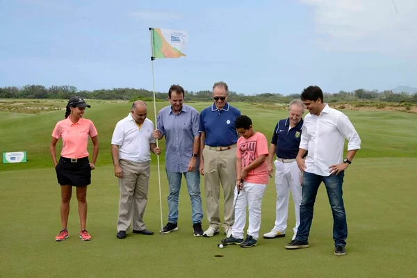 Sem protestos, Paes inaugura polêmico campo de golfe do Rio-2016