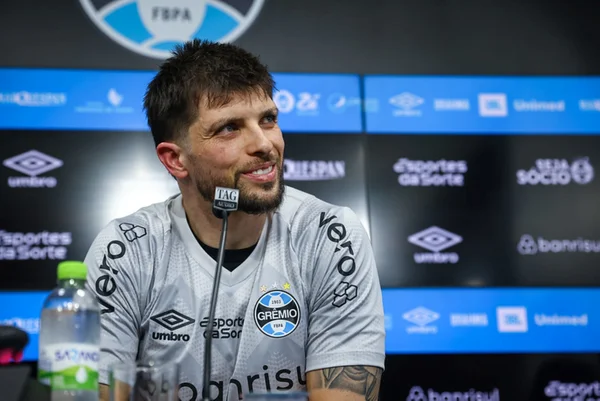 Imagem colorida do goleiro Tiago Volpi, do Grêmio- Metrópoles