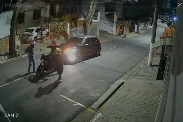 Imagem colorida de criminosos fazendo arrastão na Grande São Paulo. Metrópoles