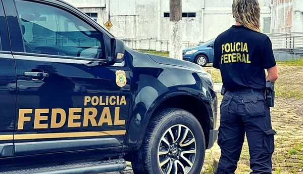 Imagem colorida de uma policial federal fardada - Metrópoles