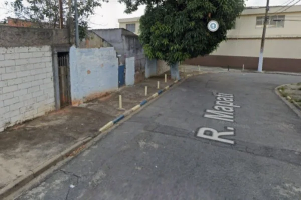 Foto colorida de rua em que homem foi encontrado morto por familiares.