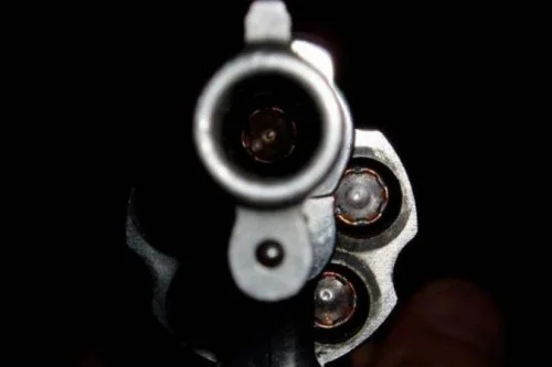 Motoqueiros tentam matar traficante e atingem menino de 13 anos em MT